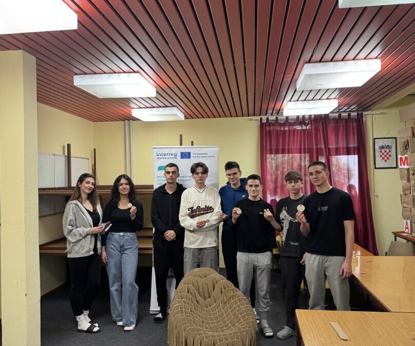 Tko je ostavio fotelju u auli?